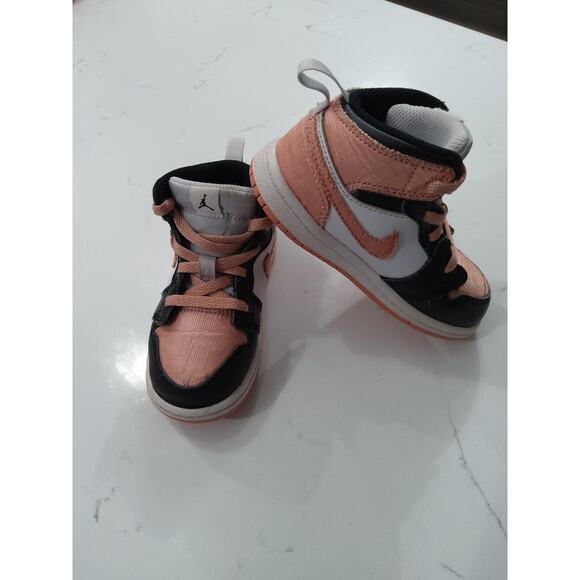 BOGO 1/2 Off 🔥 Nike Air Jordan Retro 1 mid light matter athletic size 8 kids - Picture 1 of 8